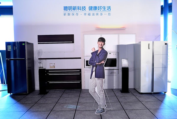 三星電子日前盛大發表黃金曲面UHD TV U9000系列，領先